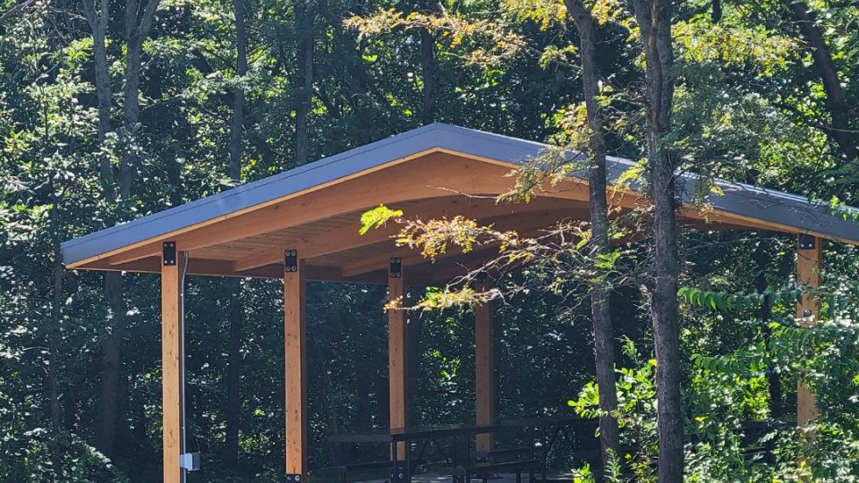 Image of a maintained picnic shelter with a good structure and no garbage nearby