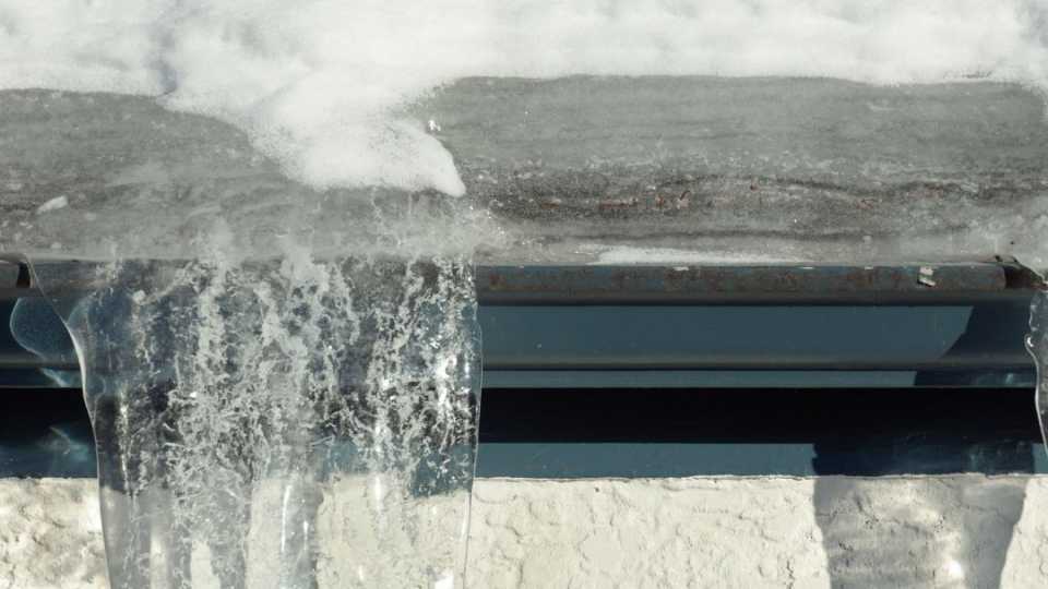 Image of a winter roofing issue and ice dam